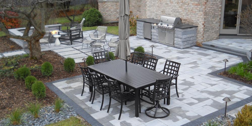 Patio design with pavers and outdoor kitchen